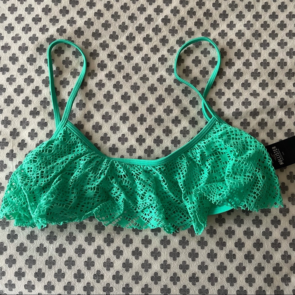 NWT cute ruffle Hollister bikini top S
